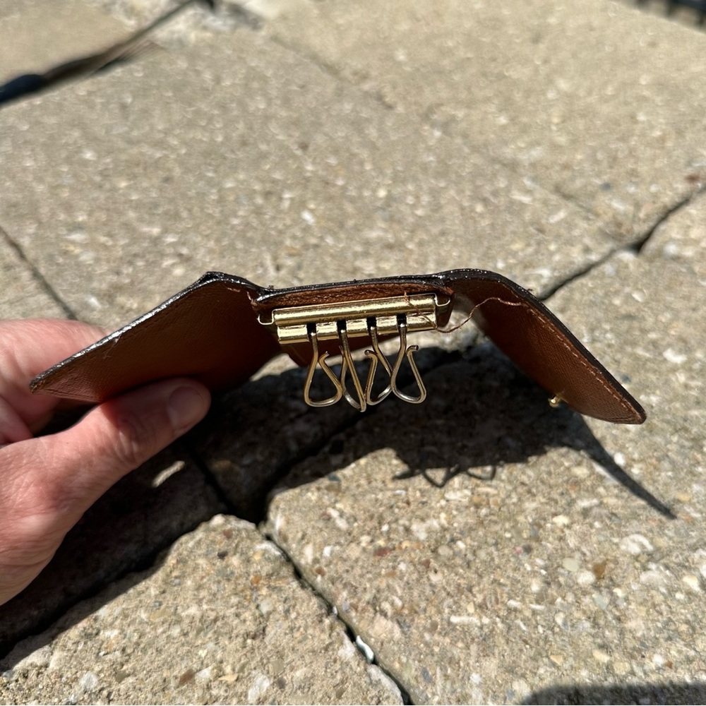 Louis Vuitton monogram 4 key holder - Picture 9 of 9